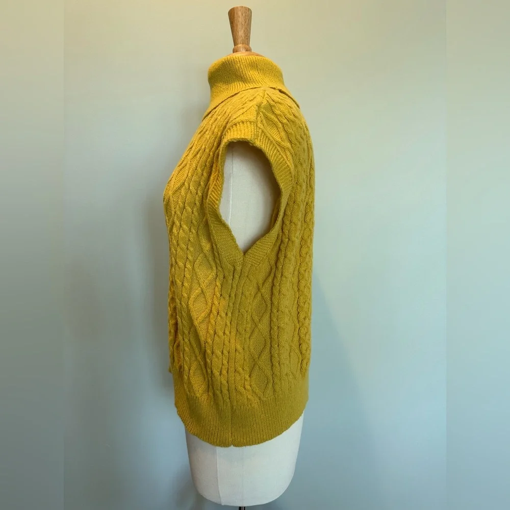 Oliver O Cable Knit turtle neck sleeveless sweater New without tags Size Medium
